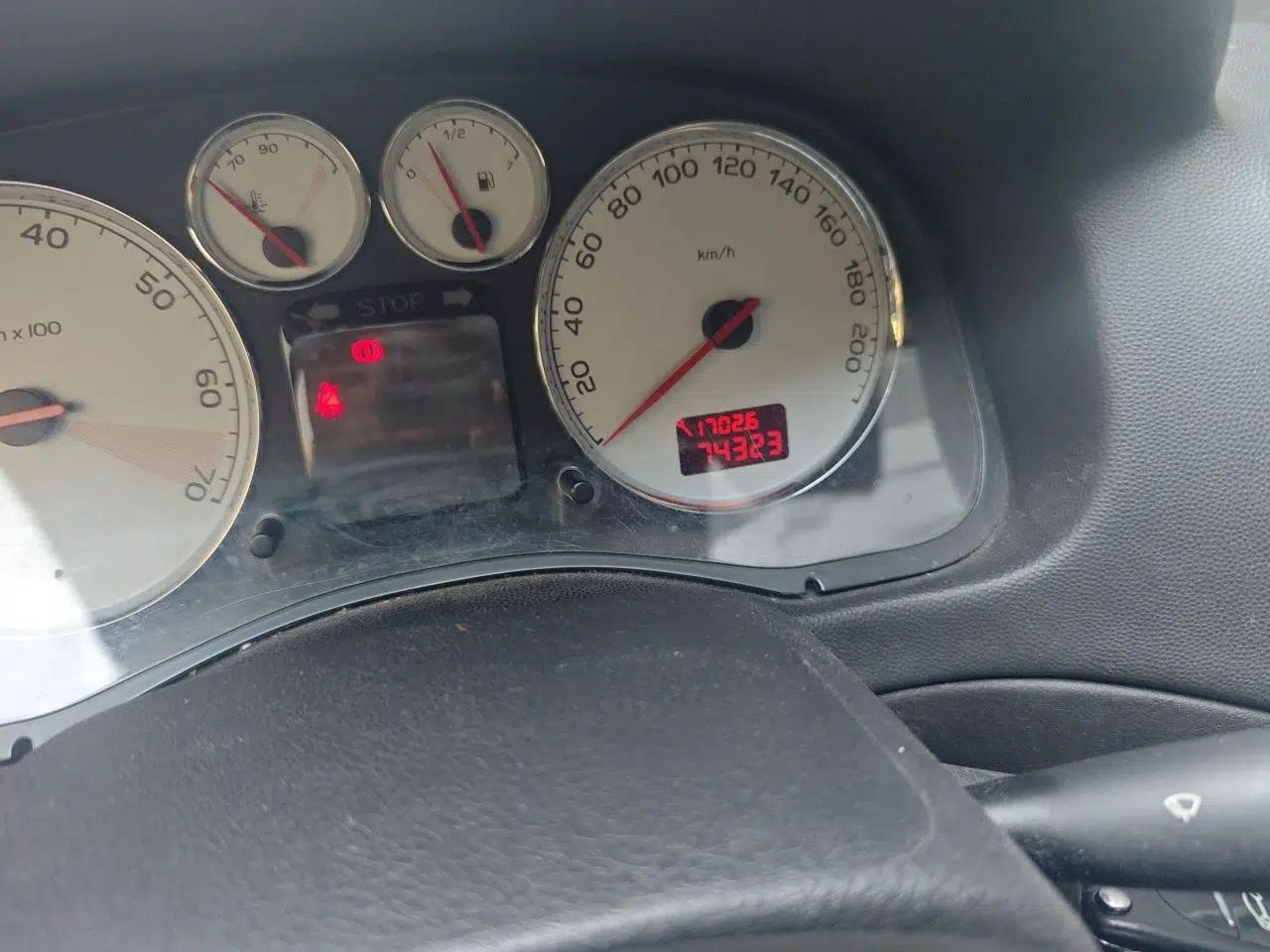Peugeot 307 2013 Hatchback 1.6L Manual Comfort Edition — миниатюра 13