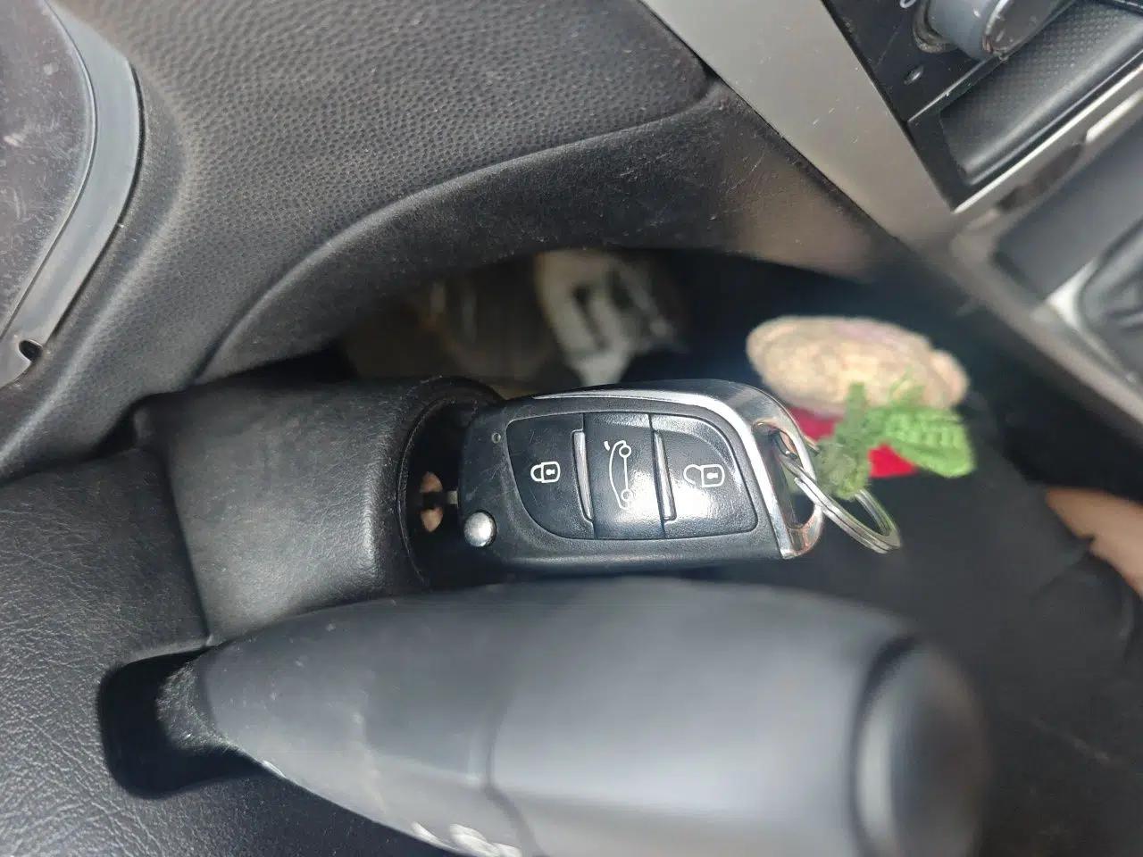 Peugeot 307 2013 Hatchback 1.6L Manual Comfort Edition — миниатюра 9