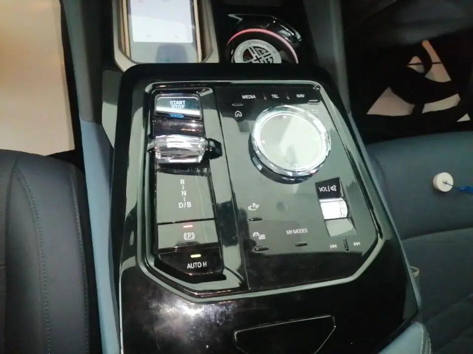 BMW i5 2024 eDrive 35L Luxury Model with M Sport Package — миниатюра 17
