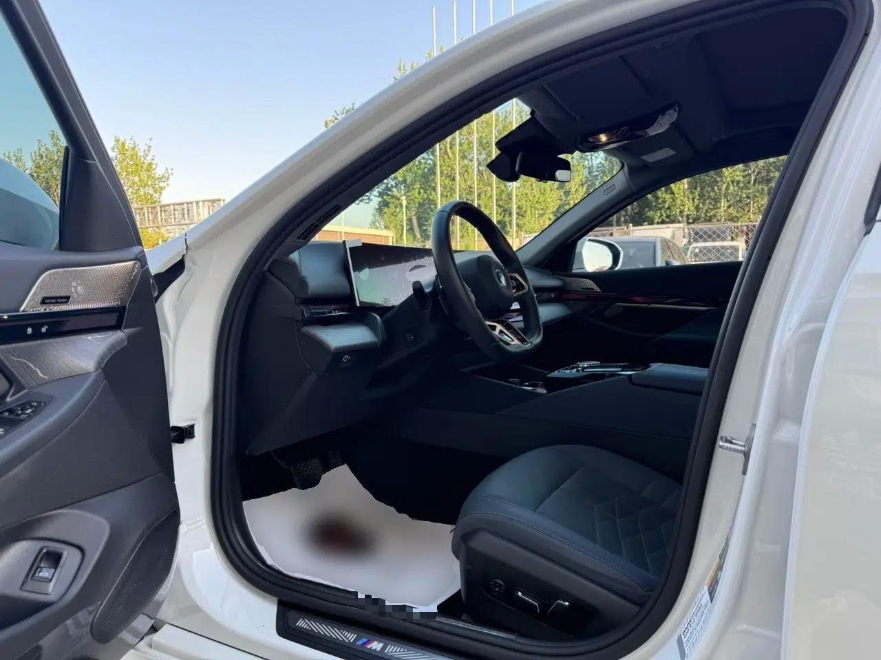 BMW i5 2024 eDrive 35L Luxury Model with M Sport Package — миниатюра 19