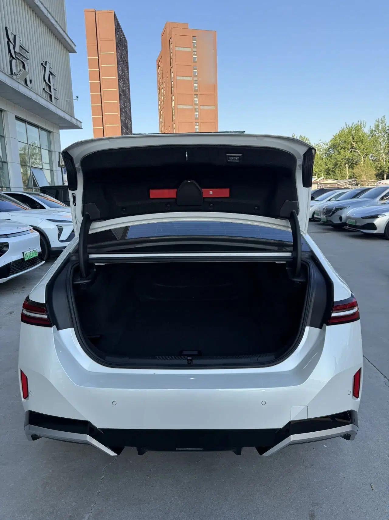 BMW i5 2024 eDrive 35L Luxury Model with M Sport Package — миниатюра 22