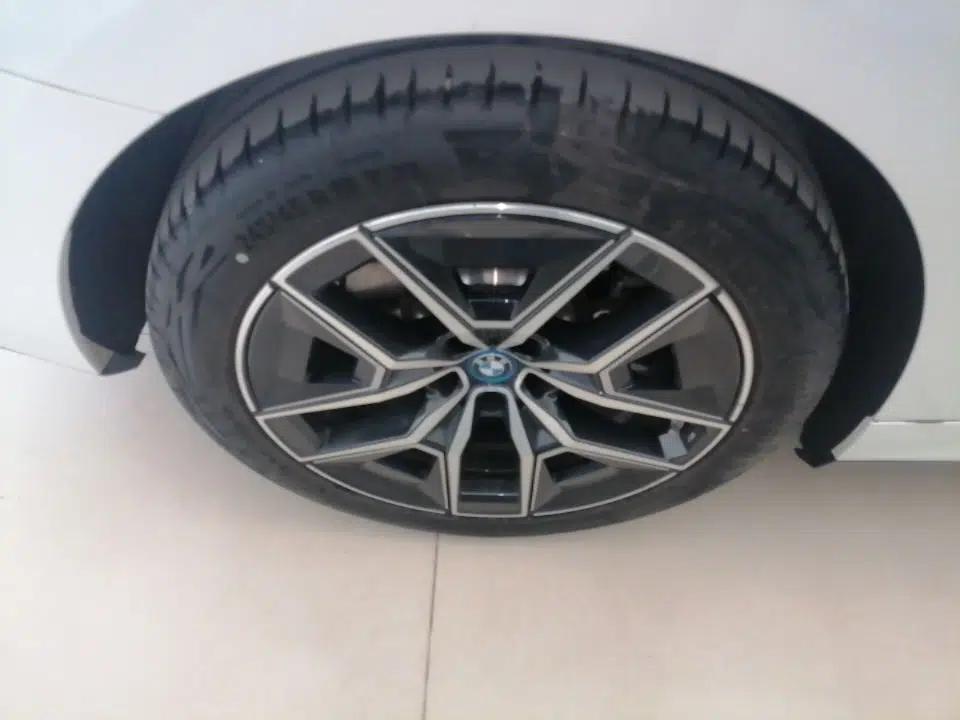 BMW i5 2024 eDrive 35L Luxury Model with M Sport Package — миниатюра 10