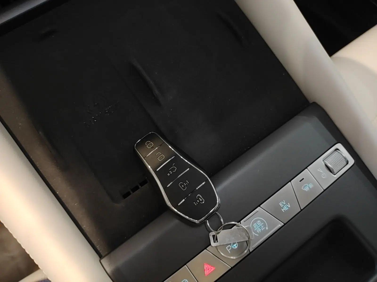 BYD Xia 2026 DM-i 1.5T 218KM Excellence Edition — миниатюра 12