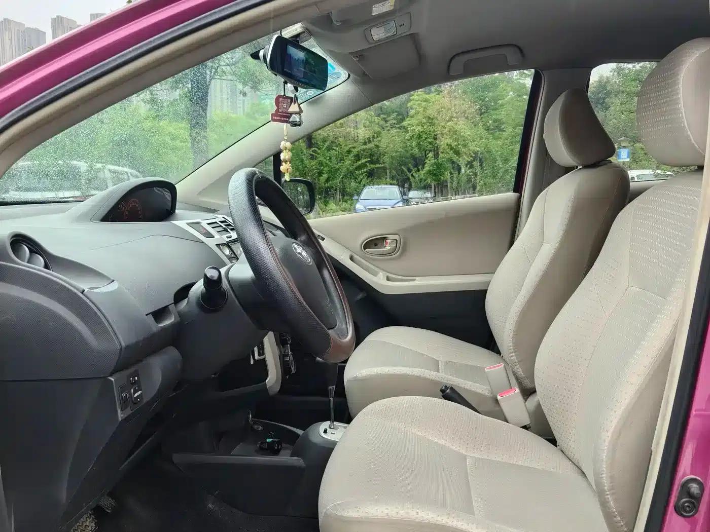 2011 Toyota Yaris 1.6E Automatic Dynamic Edition — миниатюра 4