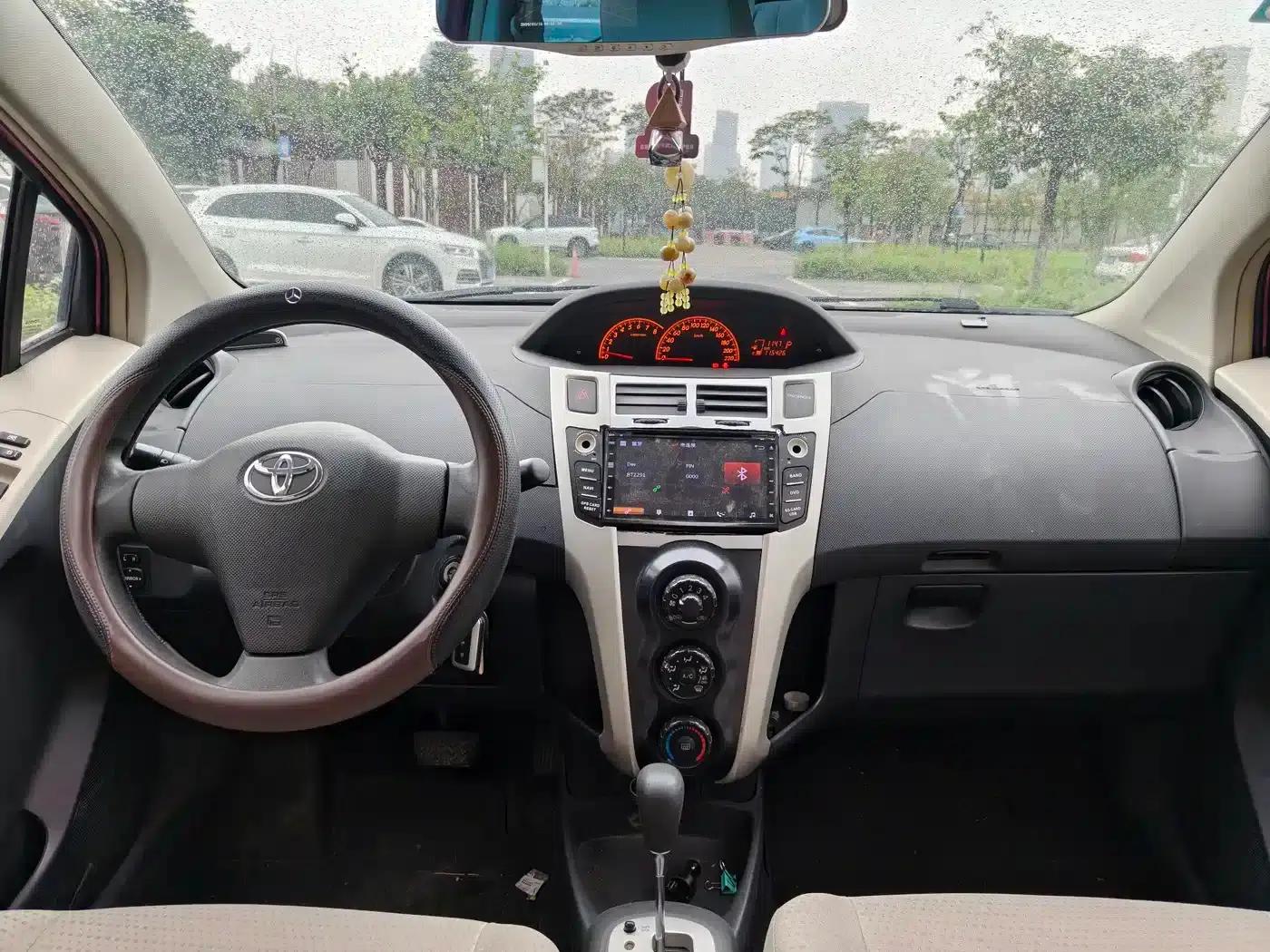 2011 Toyota Yaris 1.6E Automatic Dynamic Edition — миниатюра 5