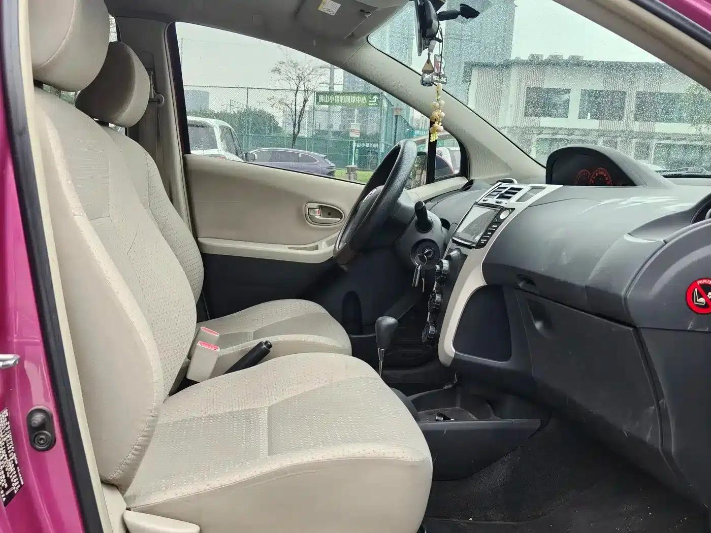 2011 Toyota Yaris 1.6E Automatic Dynamic Edition — миниатюра 6