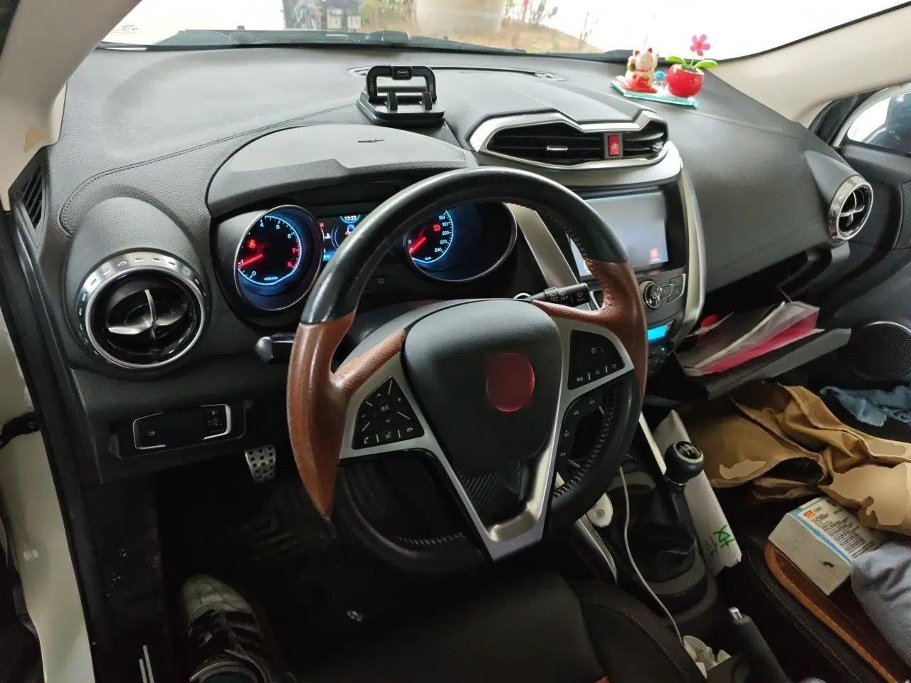 BYD Yuan 2016 1.5L Manual Luxury Model — миниатюра 10