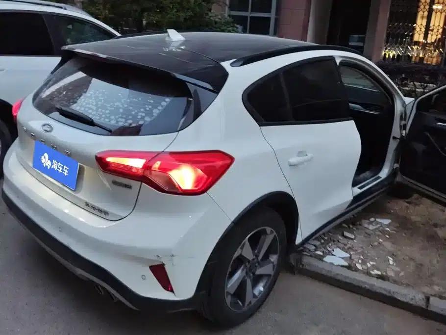 2021 Ford Focus Active EcoBoost 180 Automatic Trend Edition — миниатюра 3