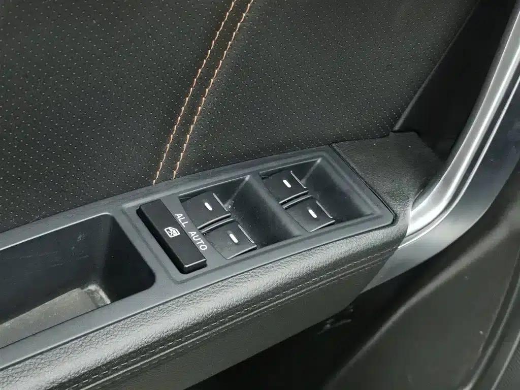 Luxury SUV 2014 2.4L Automatic 2WD Premium Edition — миниатюра 9