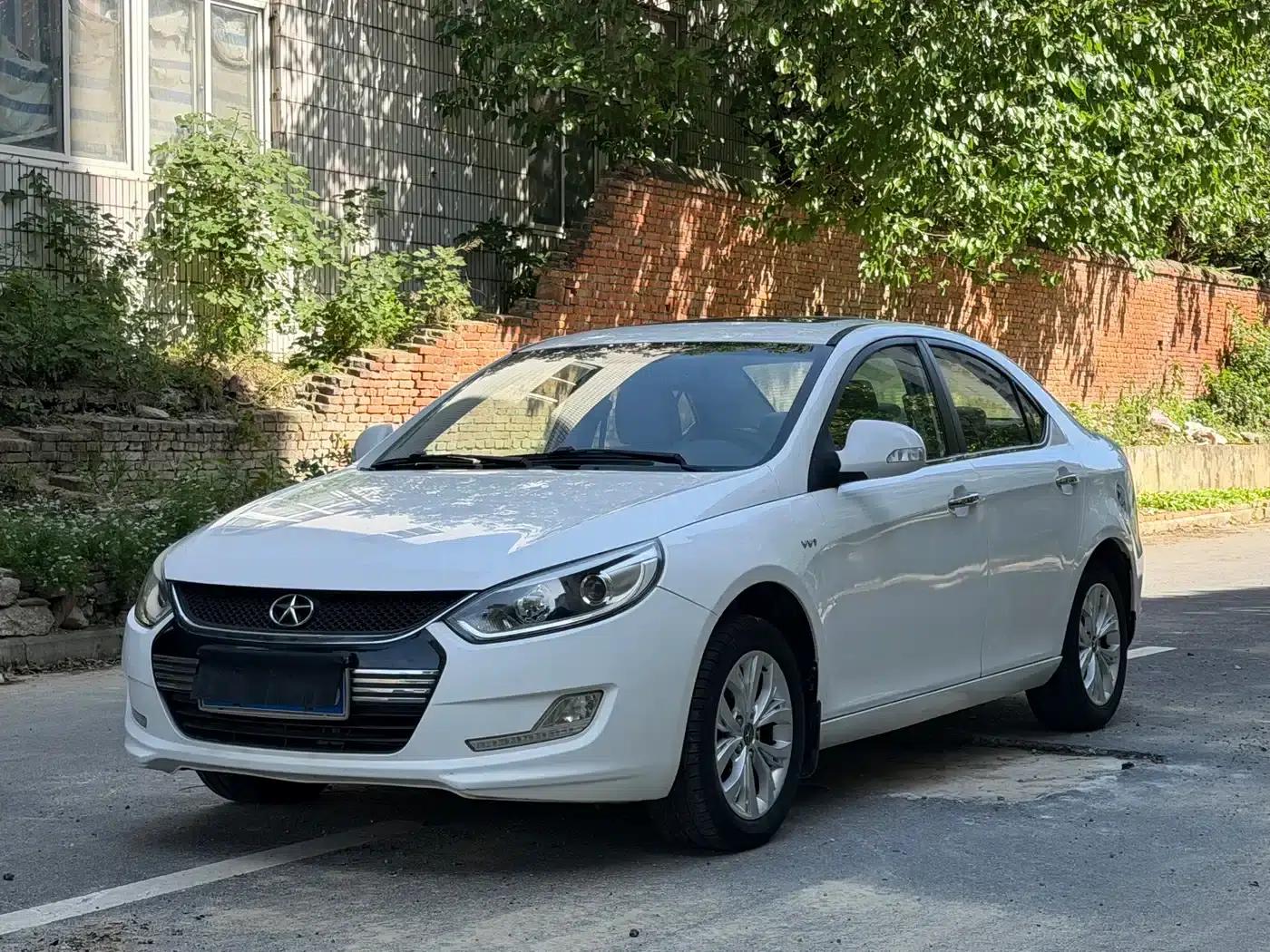 Heyue 2014 1.5L Manual Deluxe Edition (National IV Emission Standard) — миниатюра 1