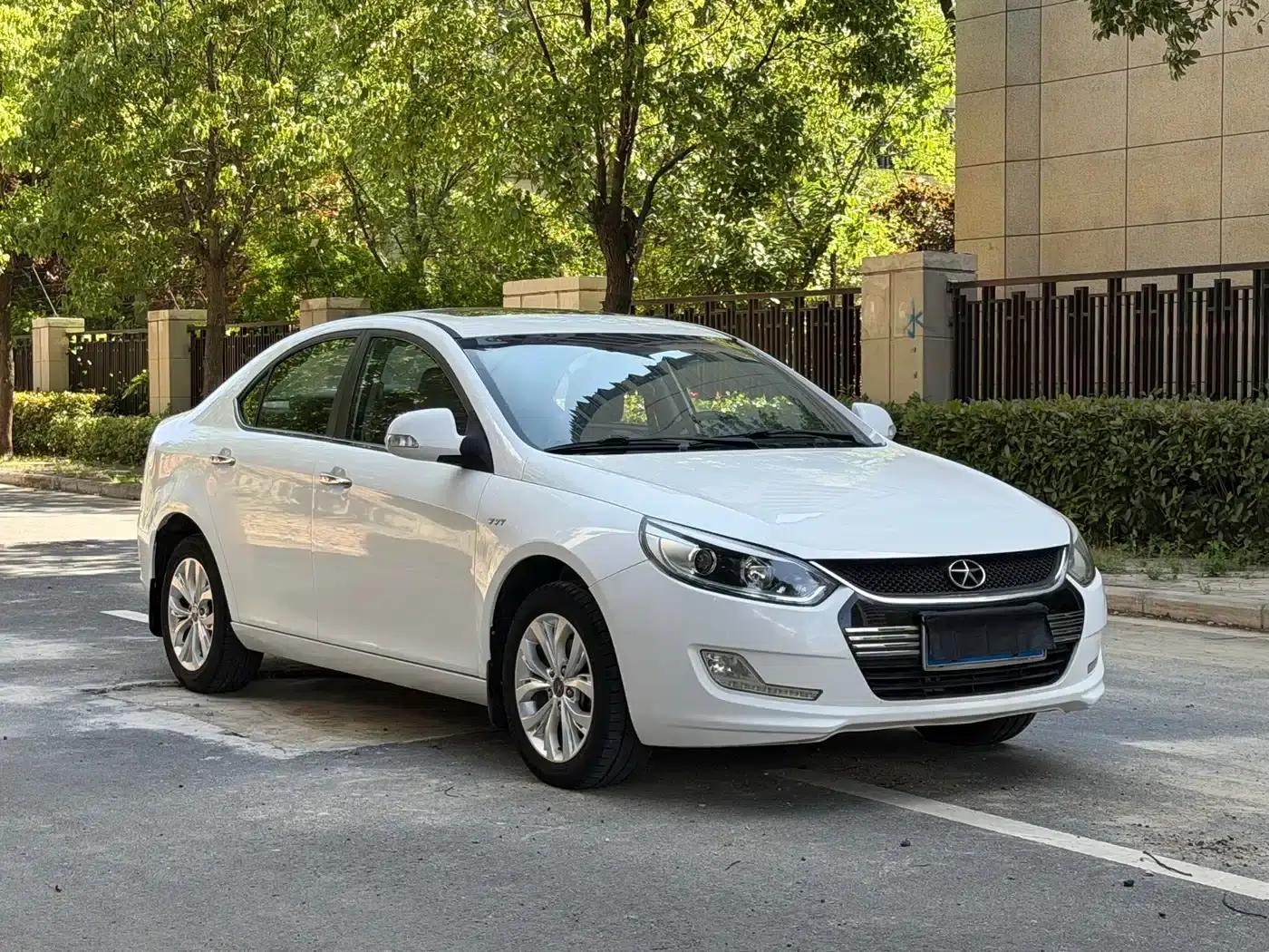 Heyue 2014 1.5L Manual Deluxe Edition (National IV Emission Standard) — миниатюра 3