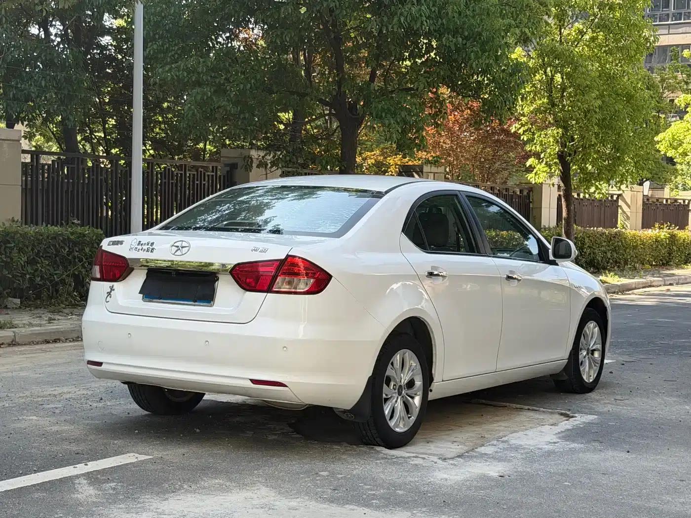 Heyue 2014 1.5L Manual Deluxe Edition (National IV Emission Standard) — миниатюра 4
