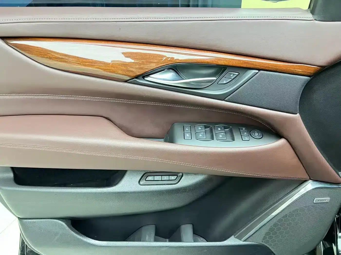 2017 Cadillac Escalade 6.2L ESV Platinum Edition Extended Wheelbase — миниатюра 4