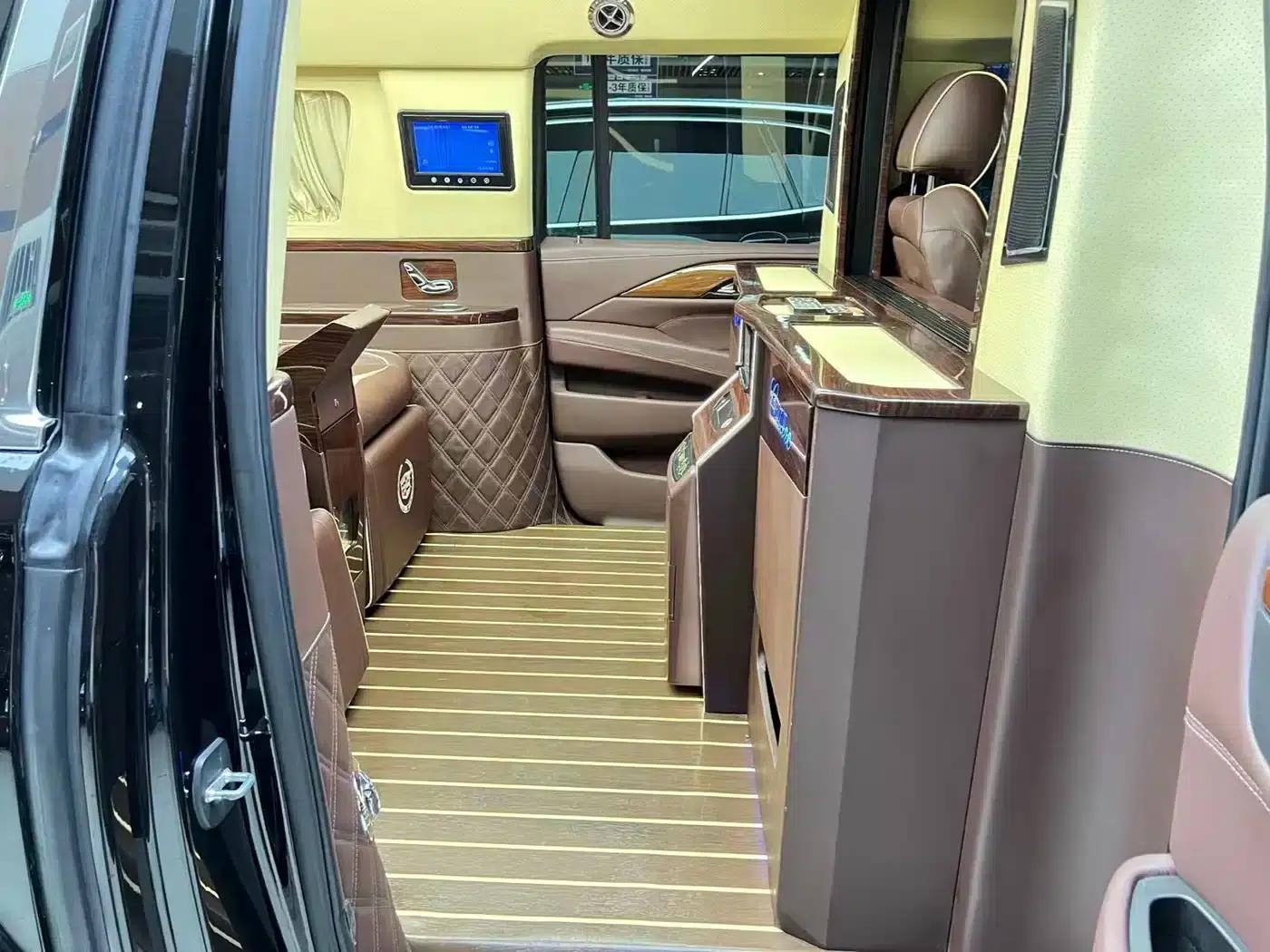 2017 Cadillac Escalade 6.2L ESV Platinum Edition Extended Wheelbase — миниатюра 5