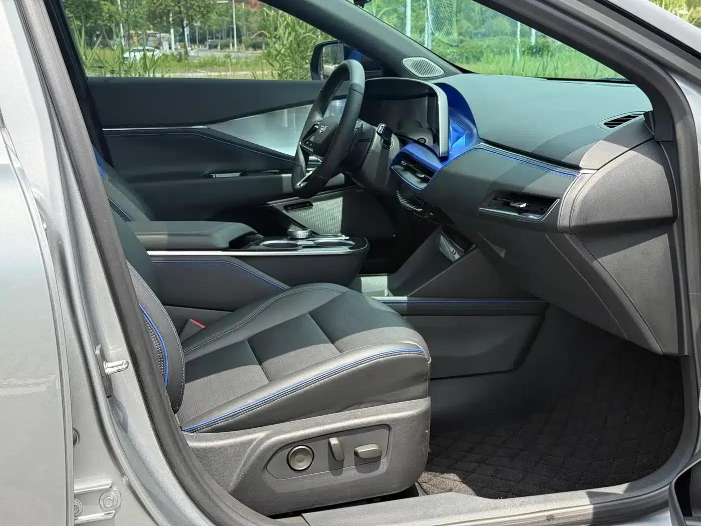 2023 Cadillac GT4 25T Premium — миниатюра 4