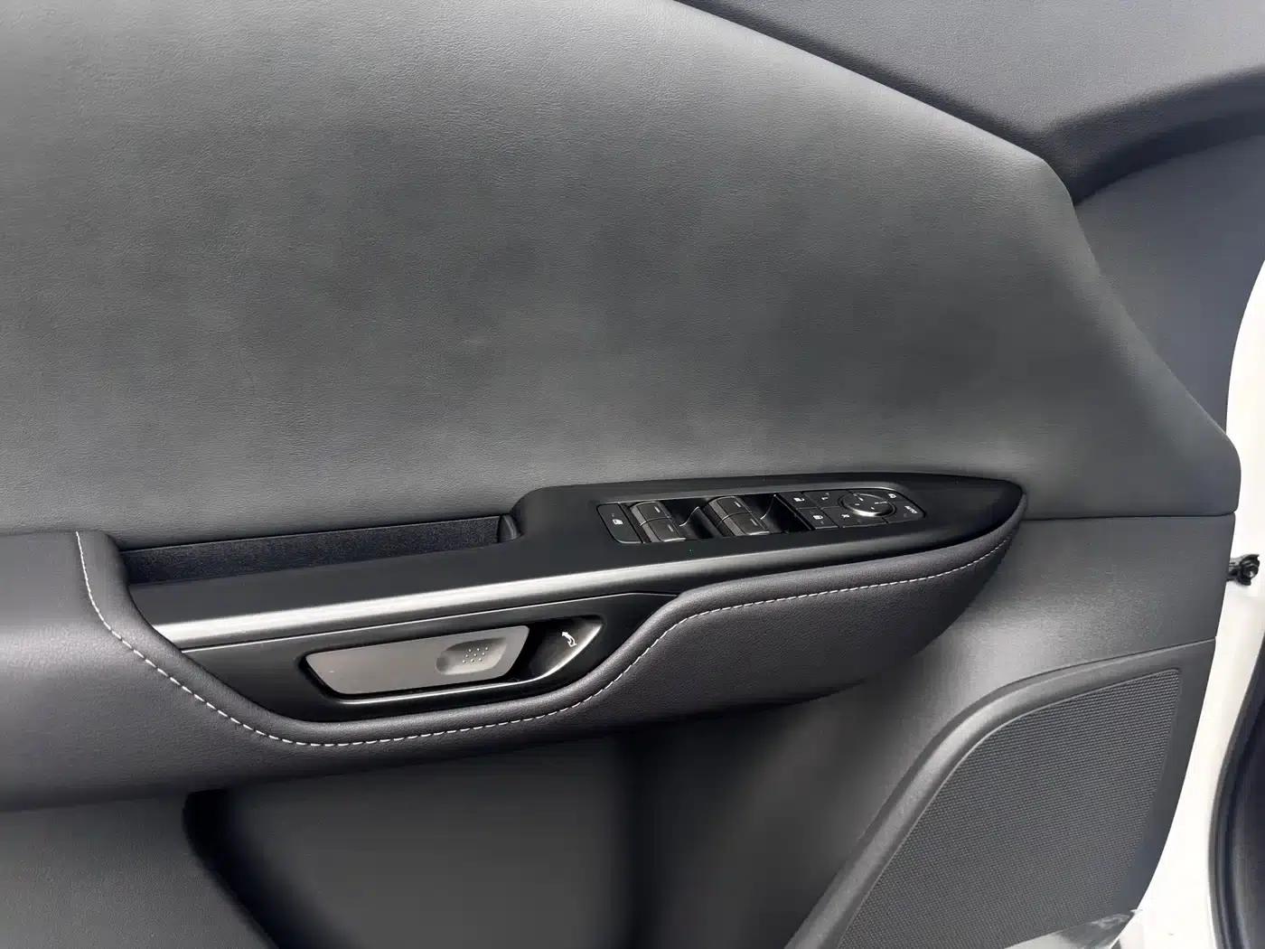 Lexus RZ 2023 450e AWD Luxury Edition — миниатюра 25