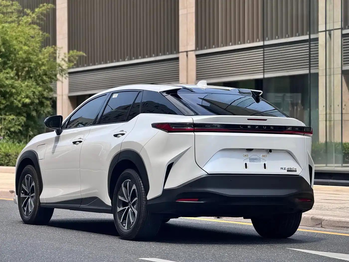 Lexus RZ 2023 450e AWD Luxury Edition — миниатюра 4
