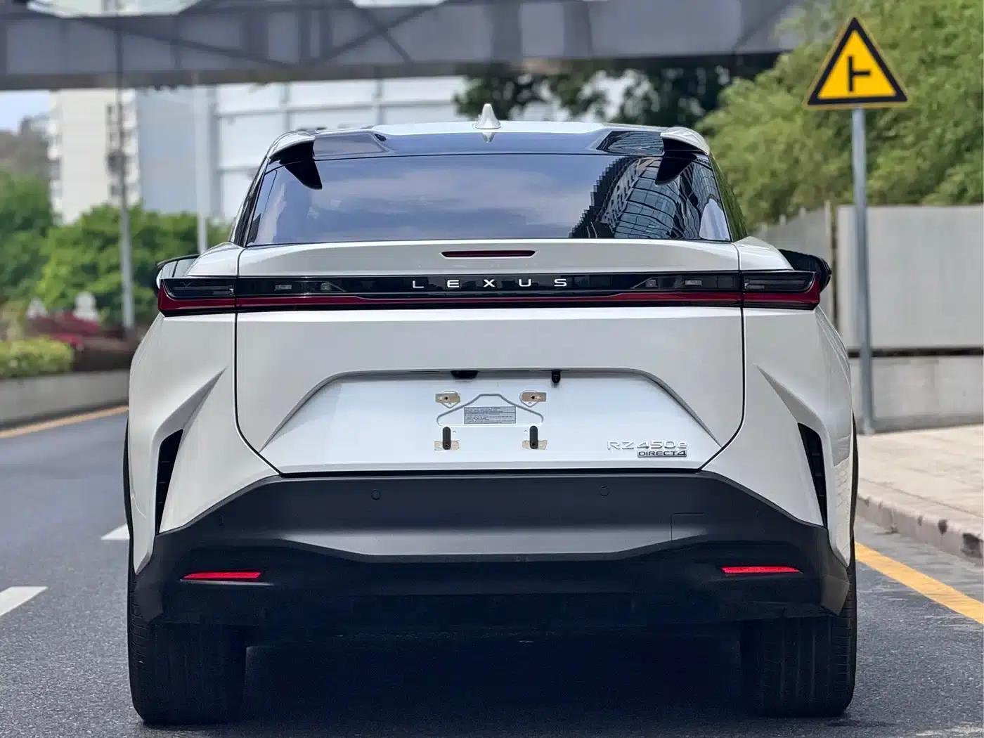 Lexus RZ 2023 450e AWD Luxury Edition — миниатюра 6