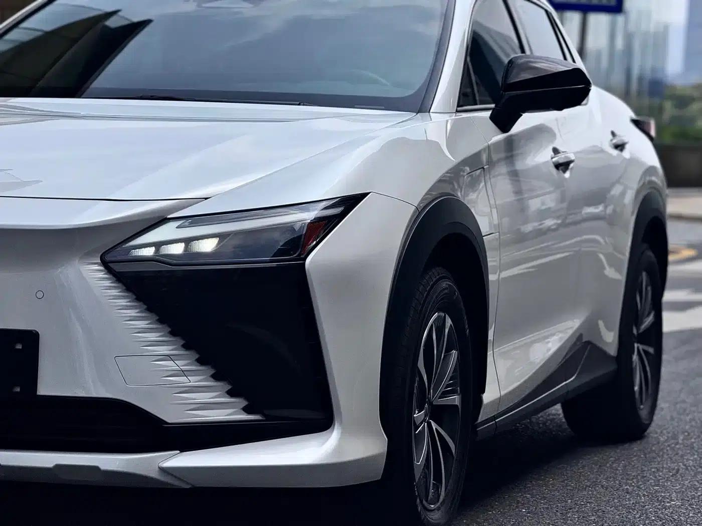 Lexus RZ 2023 450e AWD Luxury Edition — миниатюра 8