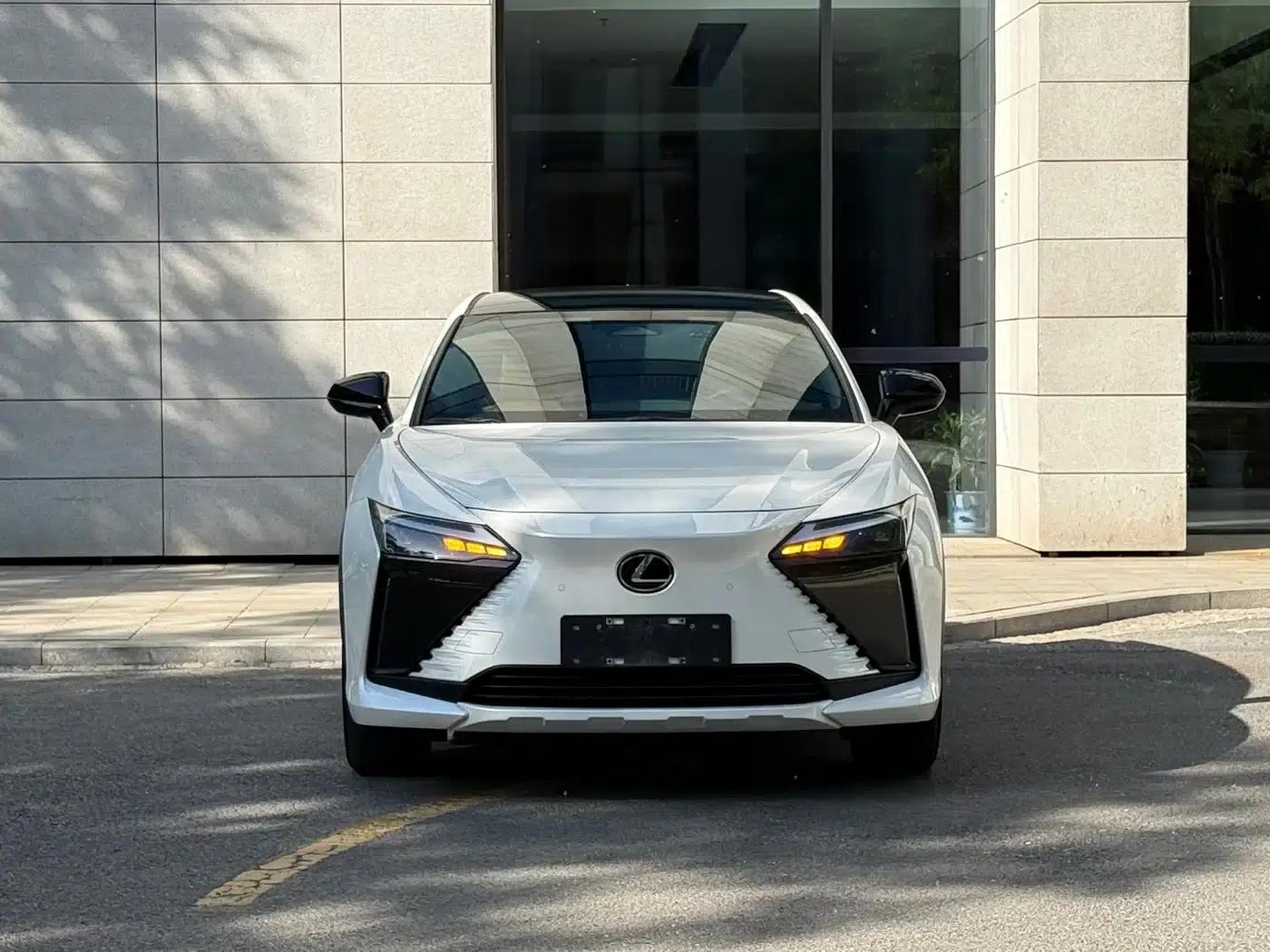 Lexus RZ 2023 450e AWD Luxury Edition — миниатюра 2