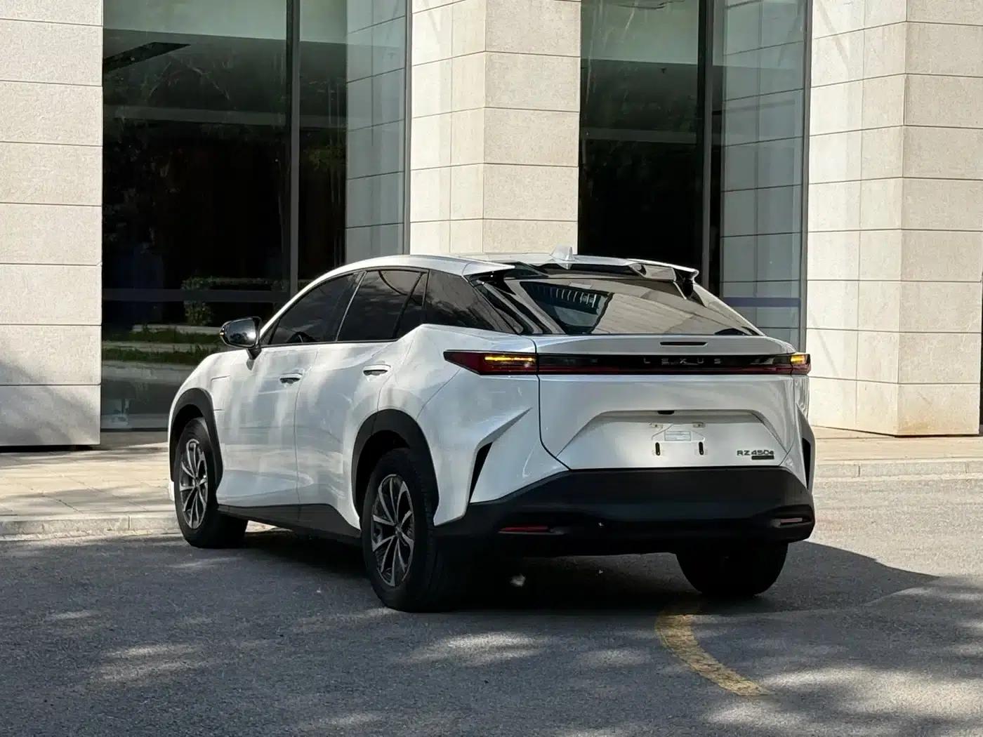 Lexus RZ 2023 450e AWD Luxury Edition — миниатюра 18