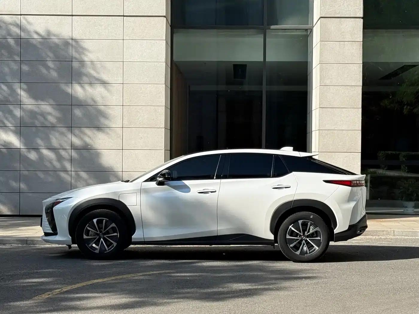 Lexus RZ 2023 450e AWD Luxury Edition — миниатюра 4