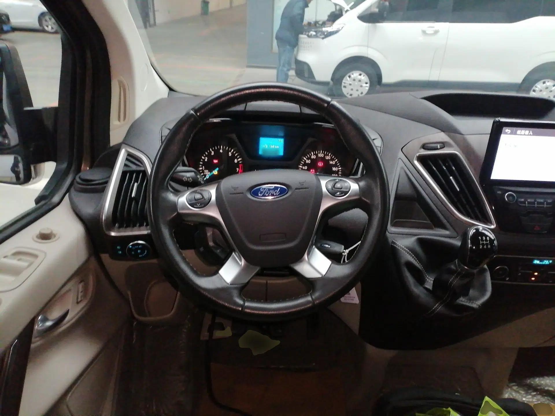Ford Tourneo Custom 2016 2.0T Manual Elite Version — миниатюра 12