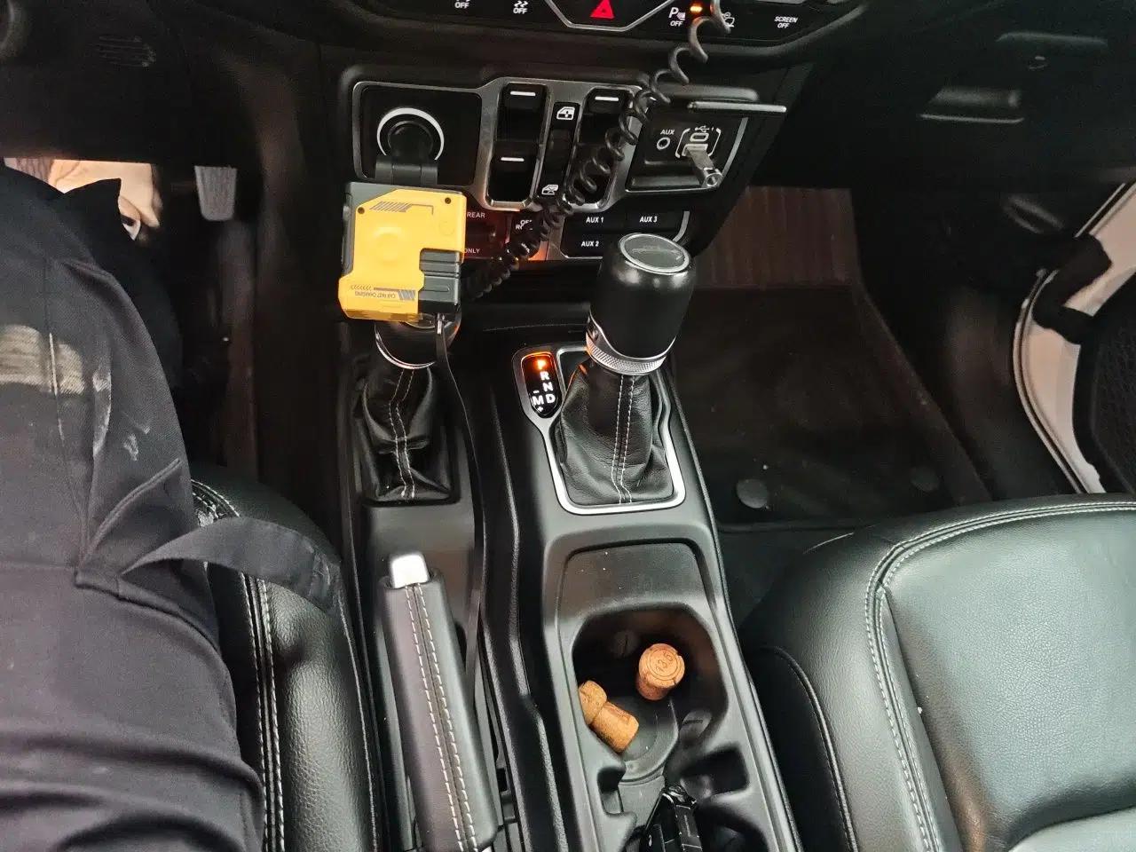 Jeep Gladiator 2022 3.6L Pioneer Edition — миниатюра 15