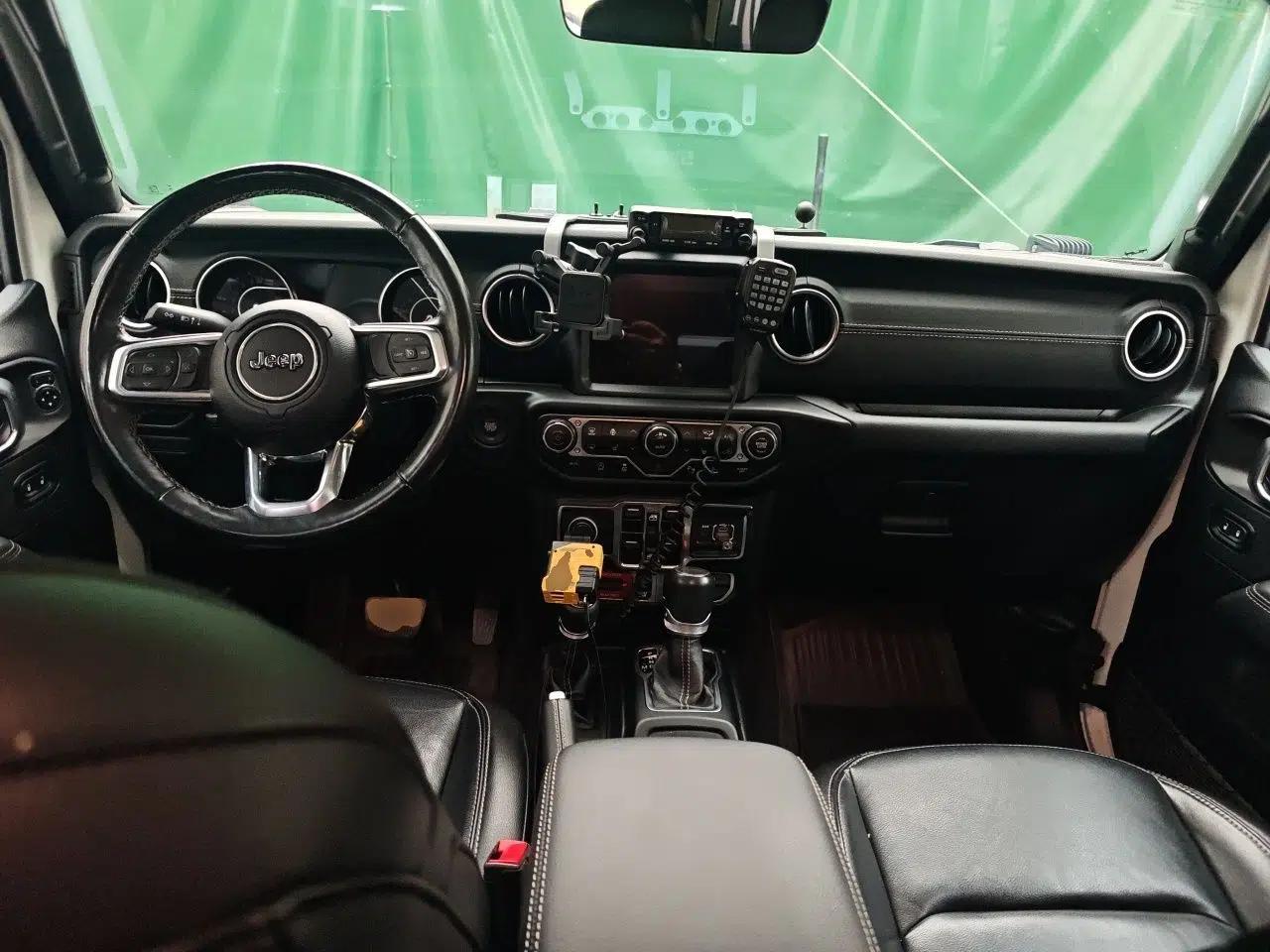 Jeep Gladiator 2022 3.6L Pioneer Edition — миниатюра 10