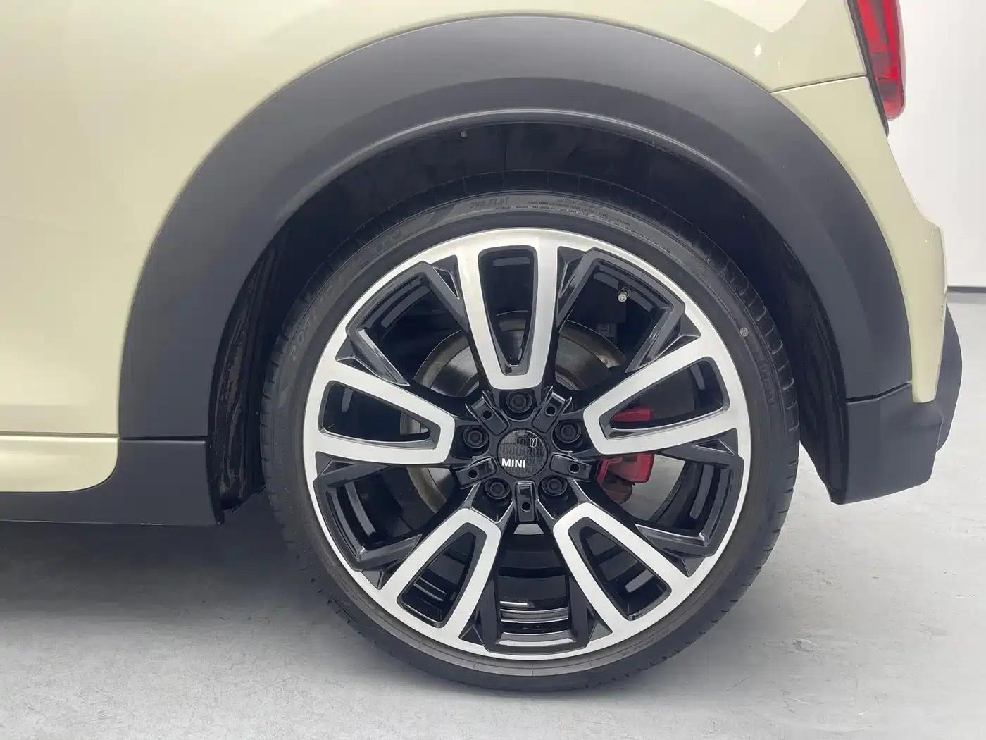 2023 MINI JCW 2.0T JOHN COOPER WORKS Pat Moss Commemorative Edition — миниатюра 17