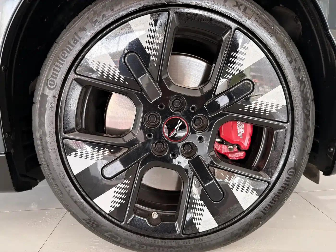 2025 JOHN COOPER WORKS Electric MINI JCW — миниатюра 10