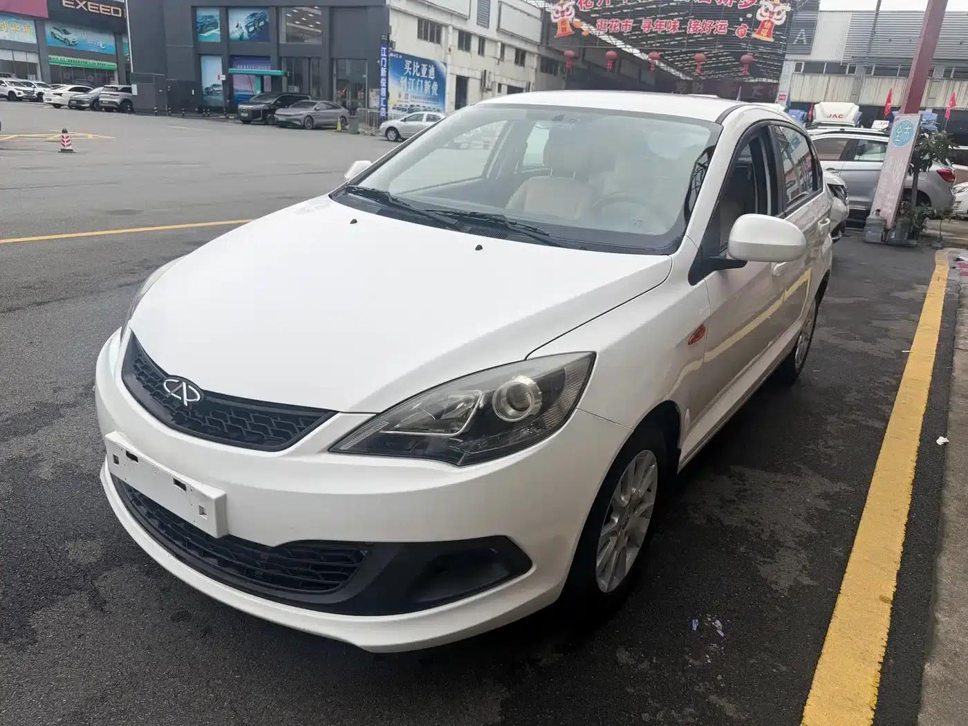 Fengyun 2 2013 Hatchback 1.5L Manual Elite Edition — миниатюра 1