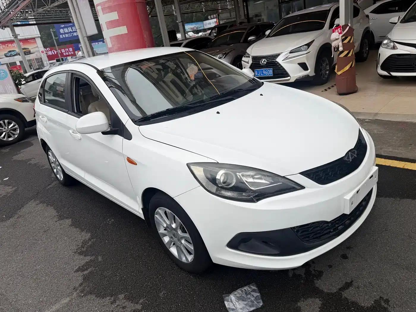 Fengyun 2 2013 Hatchback 1.5L Manual Elite Edition — миниатюра 2