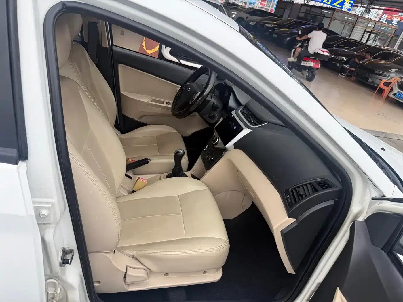 Fengyun 2 2013 Hatchback 1.5L Manual Elite Edition — миниатюра 12