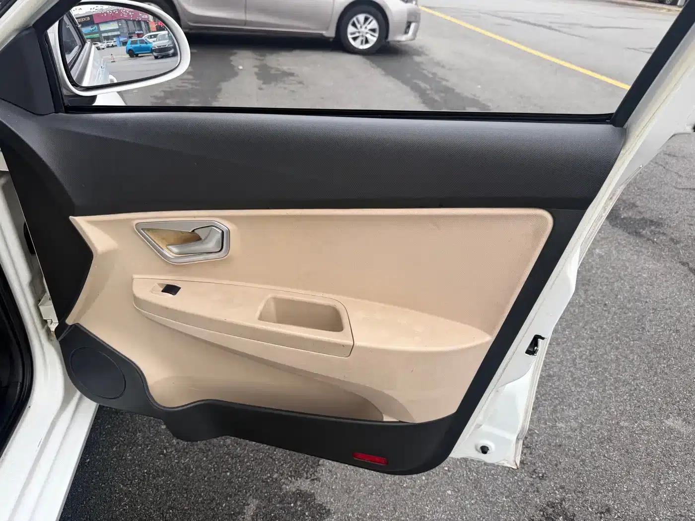 Fengyun 2 2013 Hatchback 1.5L Manual Elite Edition — миниатюра 13