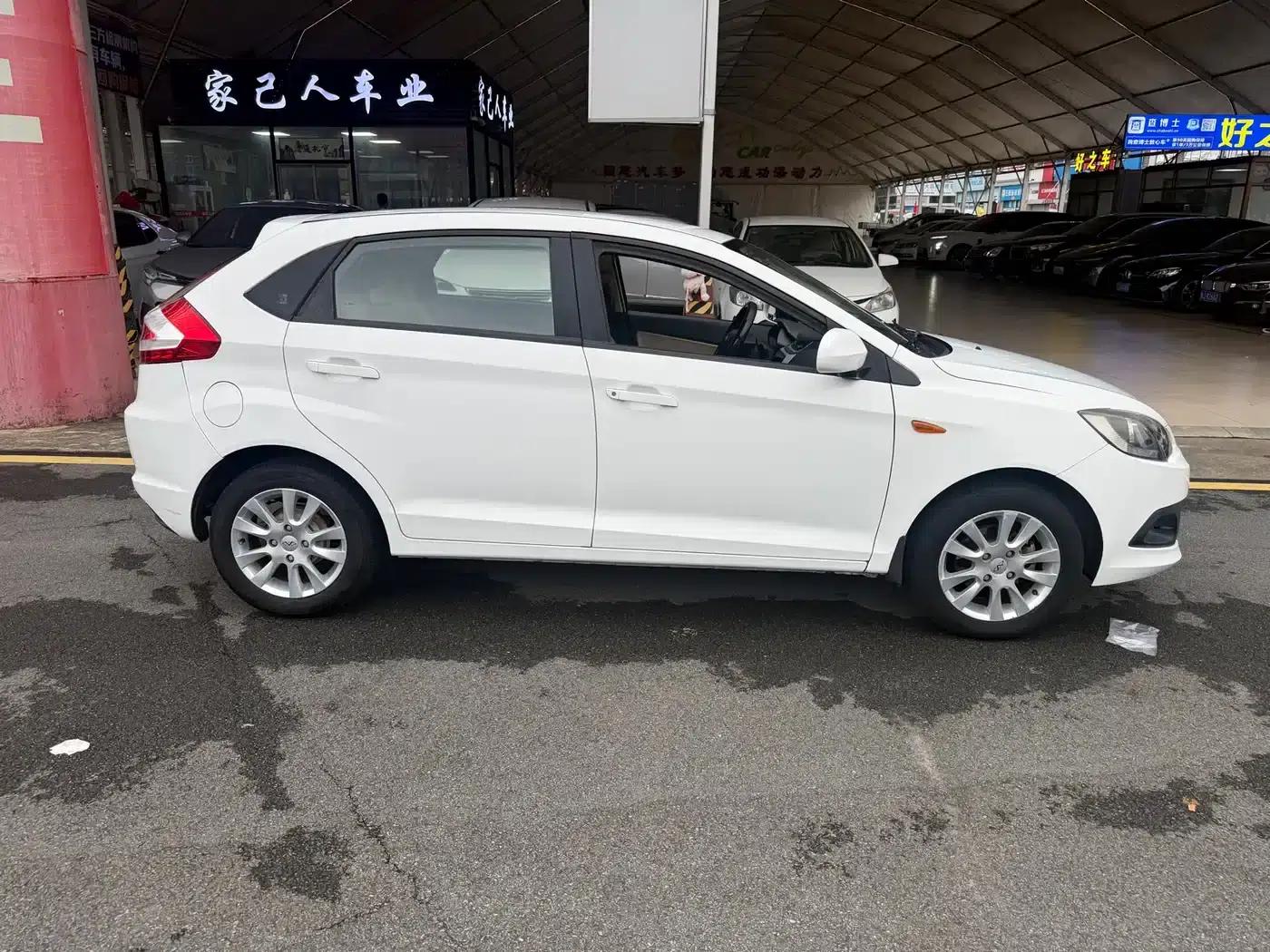Fengyun 2 2013 Hatchback 1.5L Manual Elite Edition — миниатюра 14