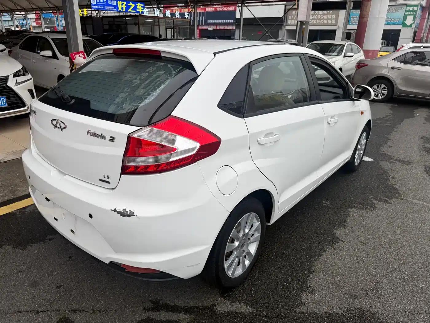 Fengyun 2 2013 Hatchback 1.5L Manual Elite Edition — миниатюра 15