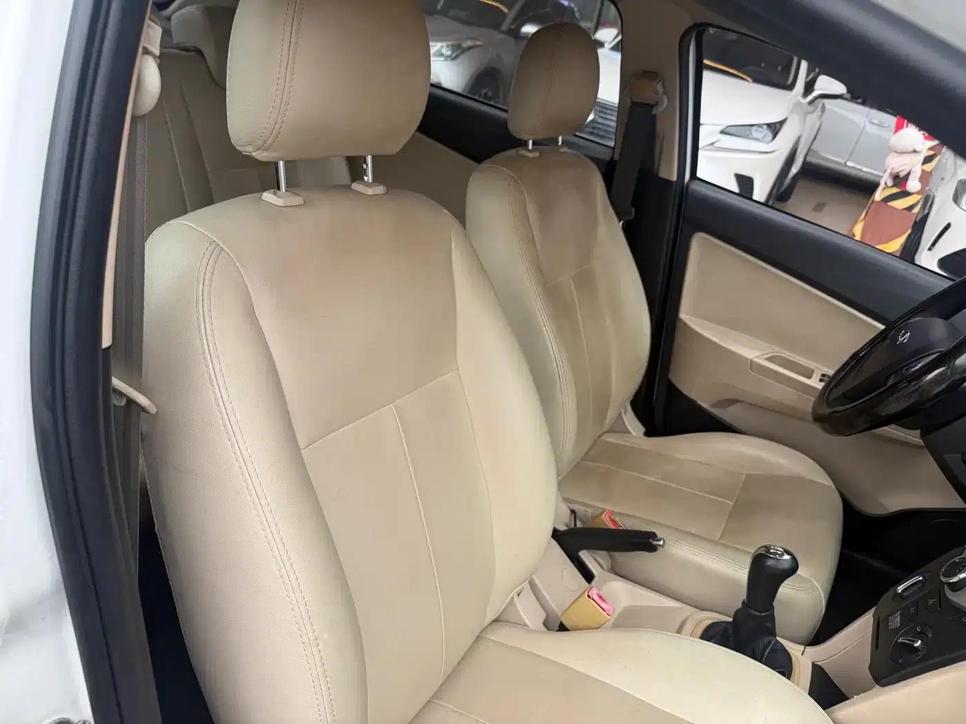 Fengyun 2 2013 Hatchback 1.5L Manual Elite Edition — миниатюра 16