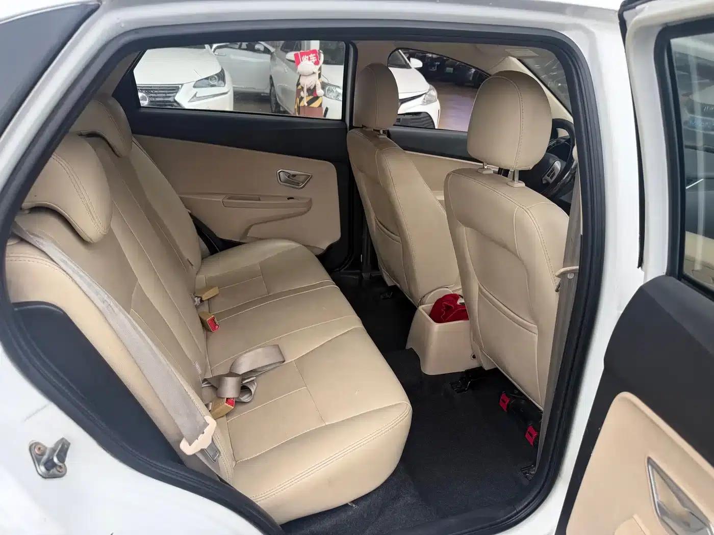 Fengyun 2 2013 Hatchback 1.5L Manual Elite Edition — миниатюра 17
