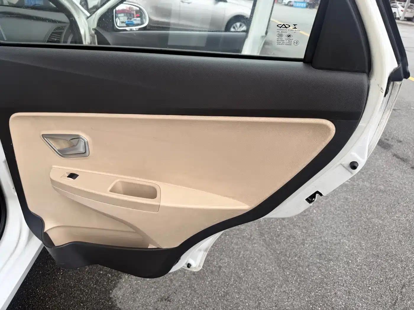 Fengyun 2 2013 Hatchback 1.5L Manual Elite Edition — миниатюра 18