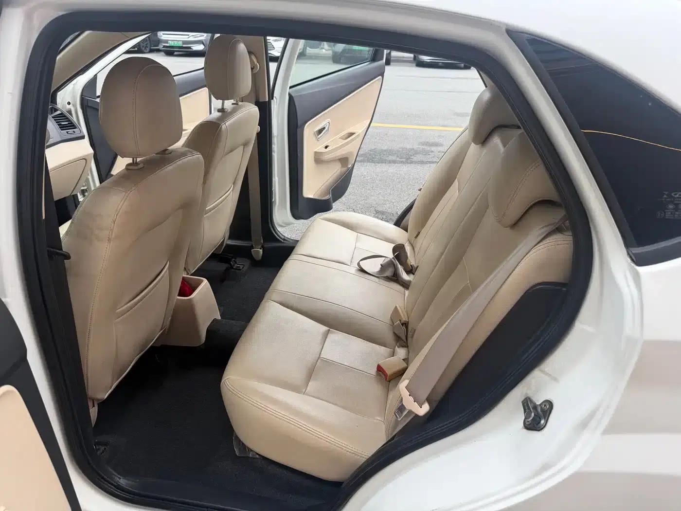 Fengyun 2 2013 Hatchback 1.5L Manual Elite Edition — миниатюра 19