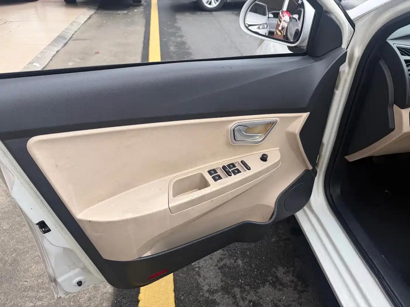 Fengyun 2 2013 Hatchback 1.5L Manual Elite Edition — миниатюра 20