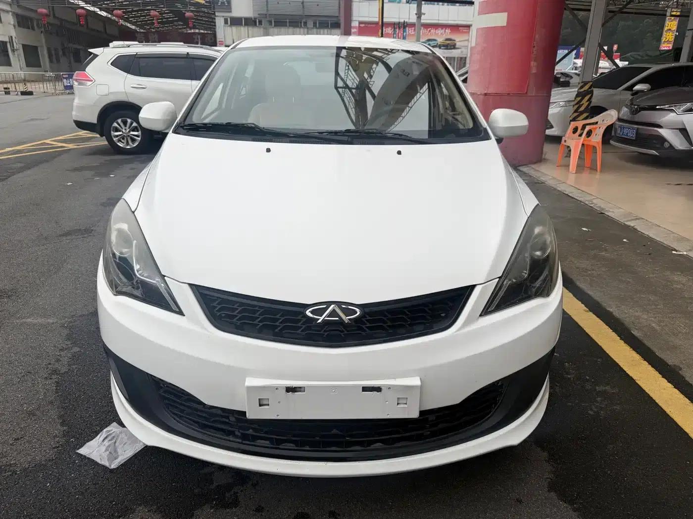 Fengyun 2 2013 Hatchback 1.5L Manual Elite Edition — миниатюра 3