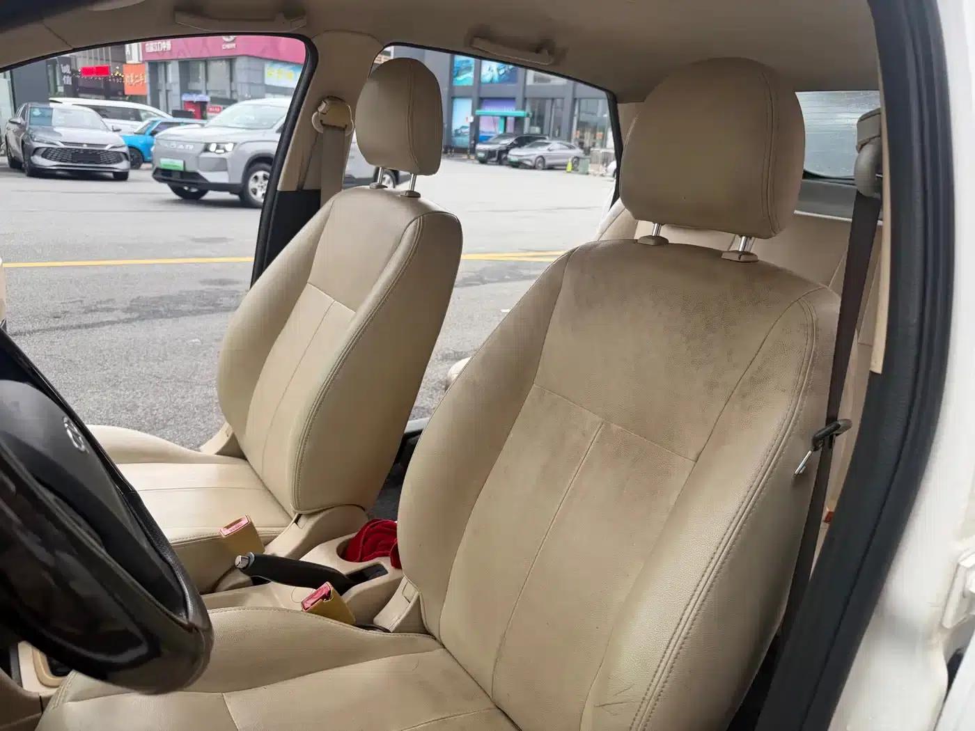 Fengyun 2 2013 Hatchback 1.5L Manual Elite Edition — миниатюра 21