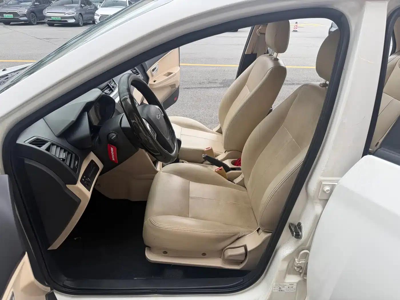 Fengyun 2 2013 Hatchback 1.5L Manual Elite Edition — миниатюра 22