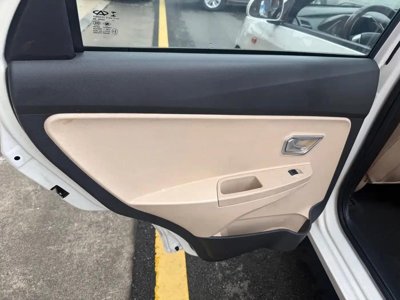 Fengyun 2 2013 Hatchback 1.5L Manual Elite Edition — миниатюра 23