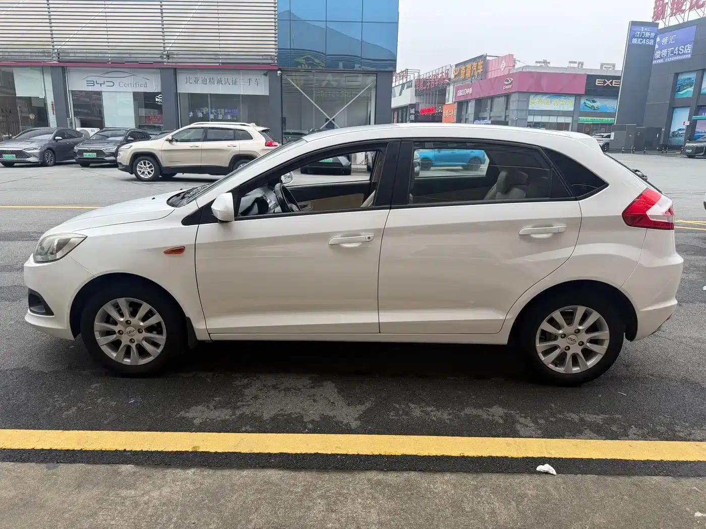 Fengyun 2 2013 Hatchback 1.5L Manual Elite Edition — миниатюра 6