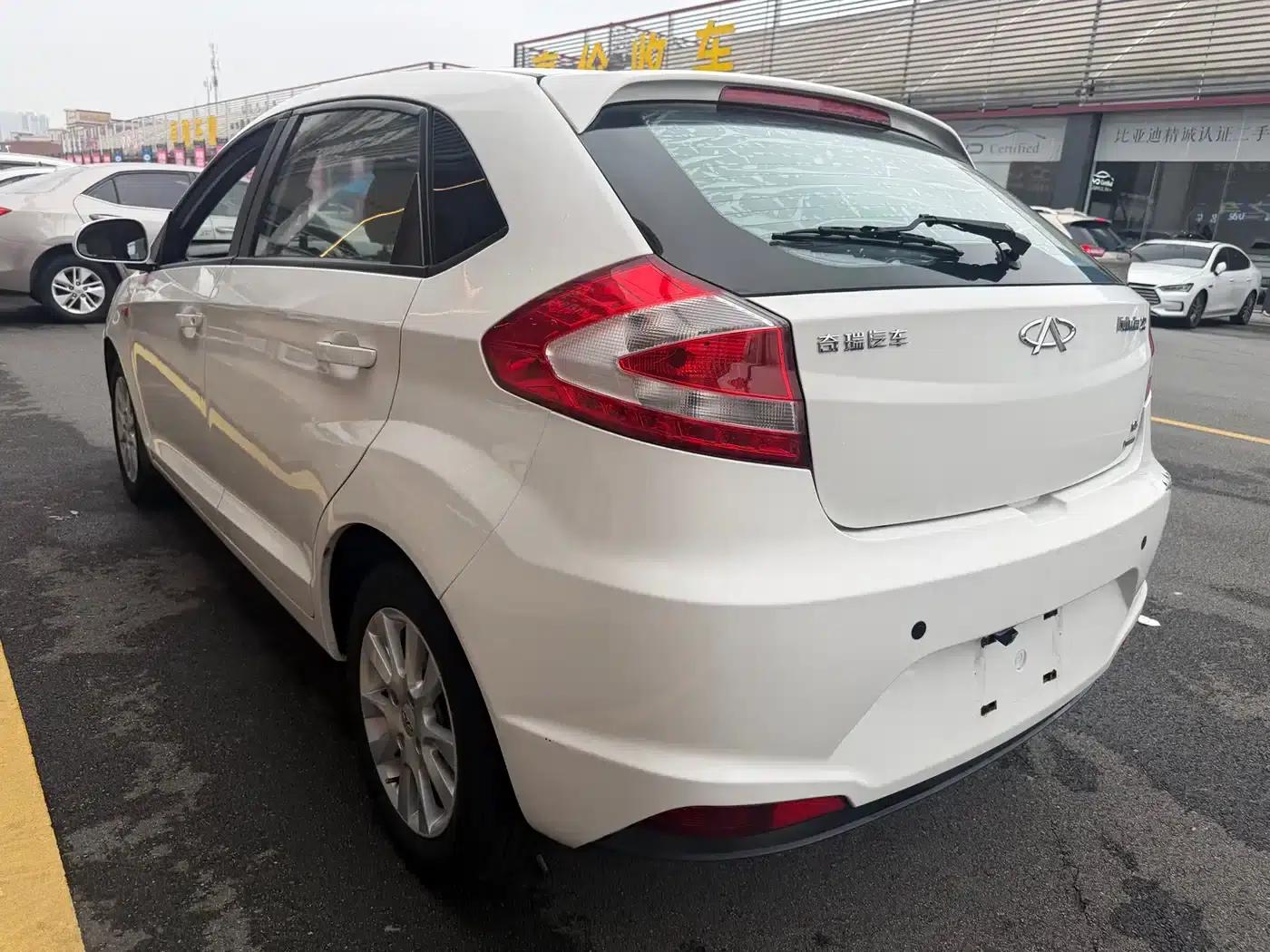 Fengyun 2 2013 Hatchback 1.5L Manual Elite Edition — миниатюра 8