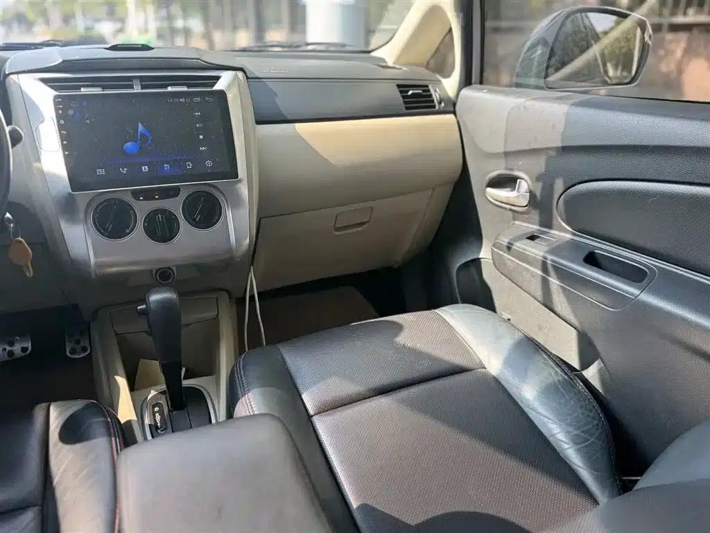 Venucia R50 2014 1.6L Automatic Premium Edition — миниатюра 4