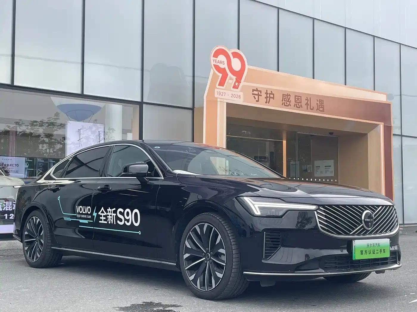 2026 Volvo S90 Plug-in Hybrid, All-Wheel Drive, Long Range, Inscription Luxury Edition — миниатюра 3